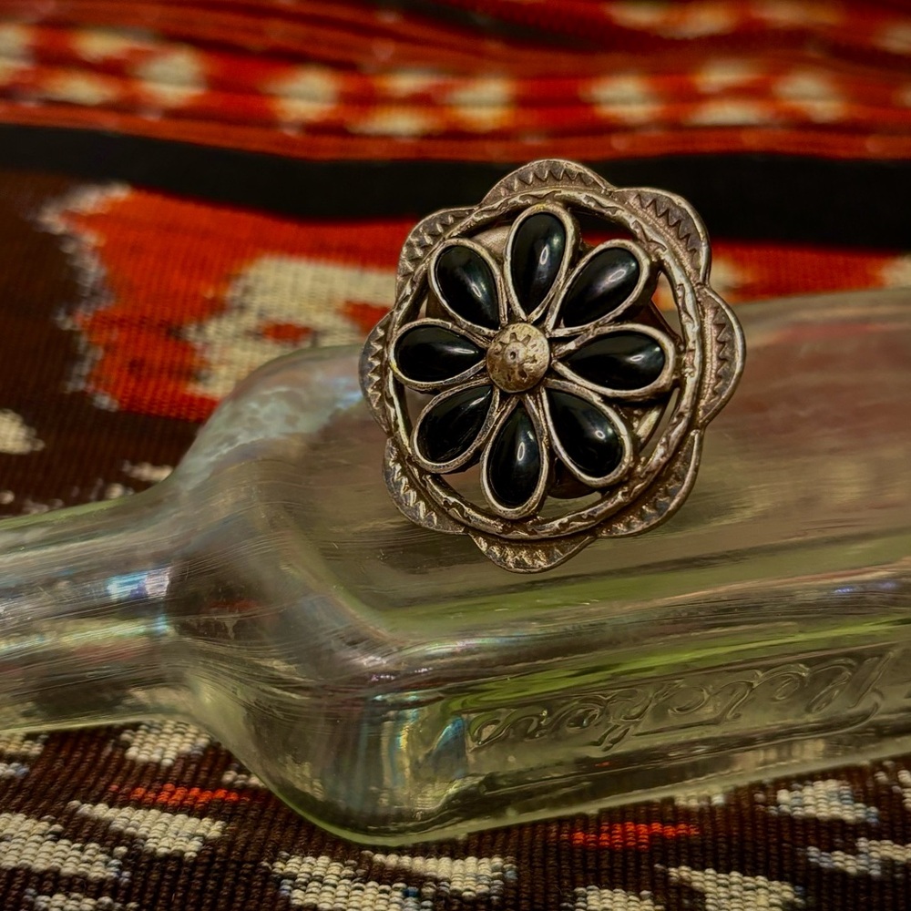 ⚙️3For$30⚙️ NEW medium size statement flower ring with black gems